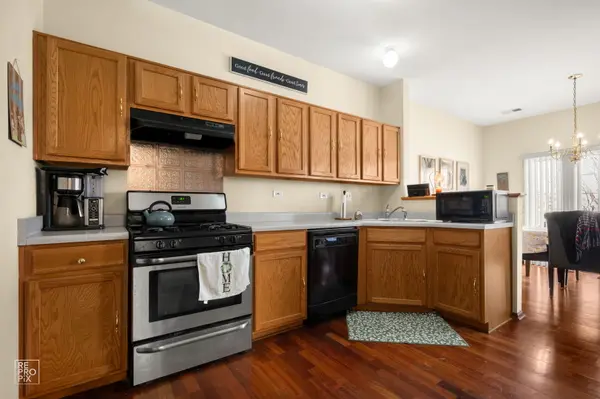 1827 Golden Gate LN, Naperville, IL 60563