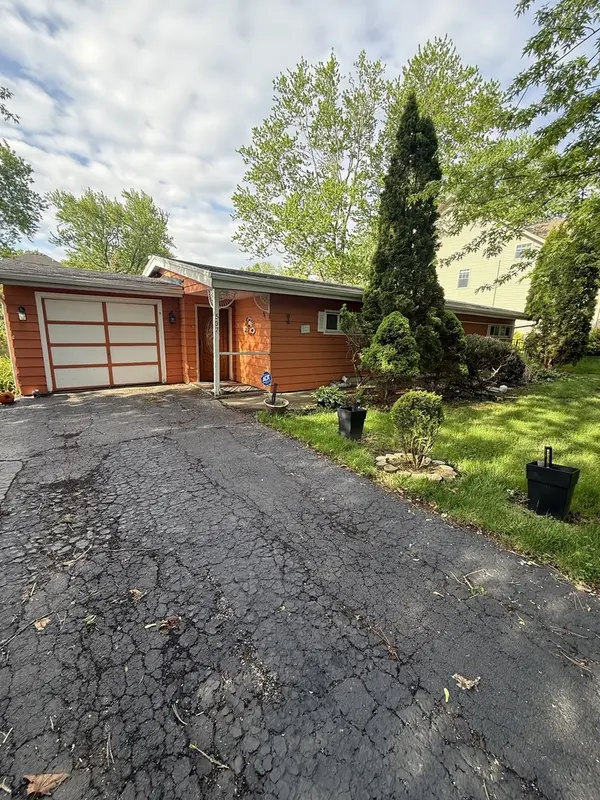 22W537 Cherry LN, Glen Ellyn, IL 60137