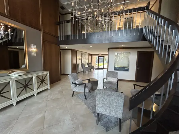 1 Oak Brook Club DR #A105, Oak Brook, IL 60523