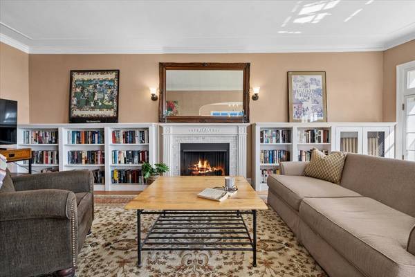 470 Sheridan RD #2, Evanston, IL 60202