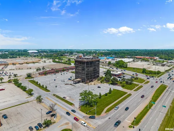 100 E KIMBERLY RD #605, Davenport, IA 52806