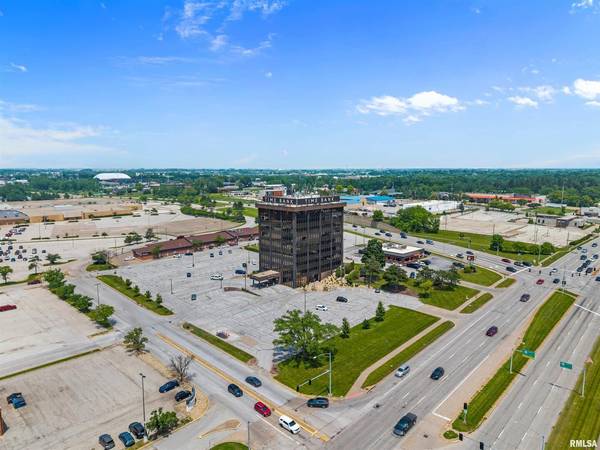 100 E KIMBERLY RD #605, Davenport, IA 52806
