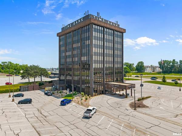 100 E KIMBERLY RD #605, Davenport, IA 52806