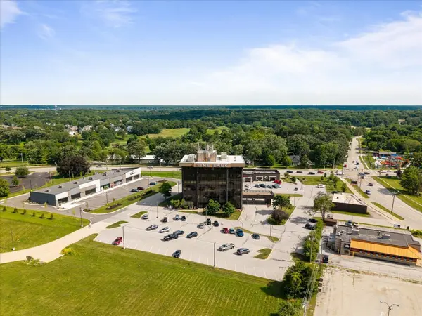 2550 MIDDLE RD #506, Bettendorf, IA 52722