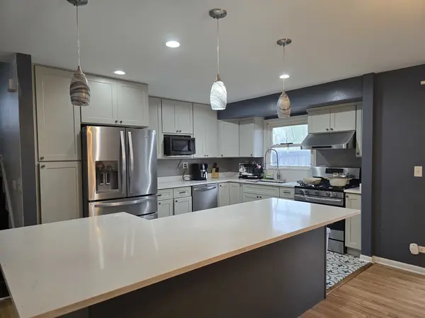 1469 William Clifford LN, Elk Grove Village, IL 60007