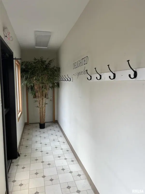 5123 MIDDLE RD #120, Bettendorf, IA 52722