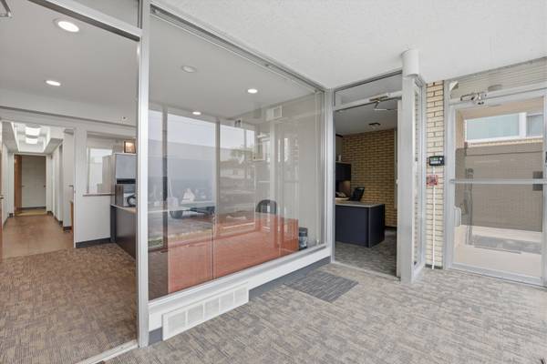 10550 W Cermak RD, Westchester, IL 60154