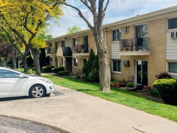 551 Carlysle DR #2, Clarendon Hills, IL 60514