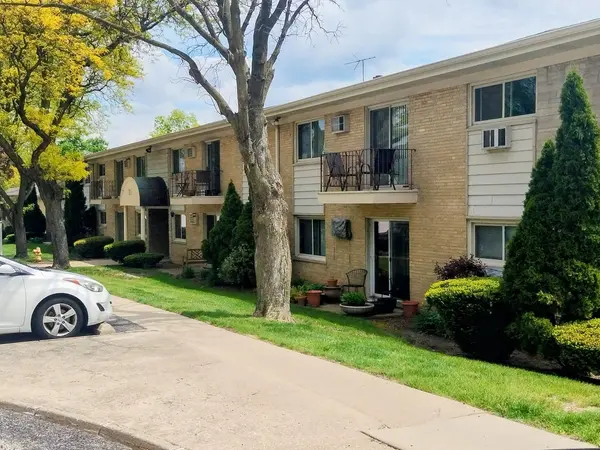 551 Carlysle DR #2, Clarendon Hills, IL 60514