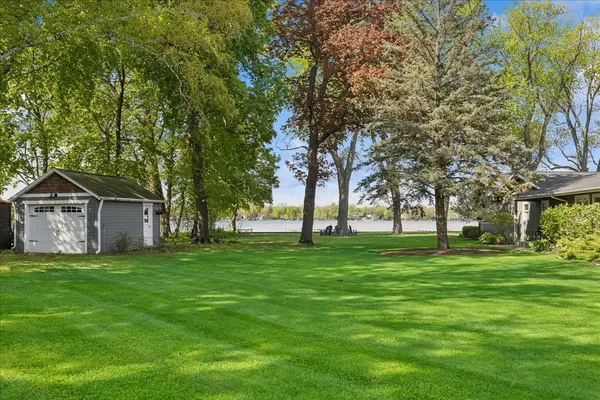 649 Woodland DR, Crystal Lake, IL 60014