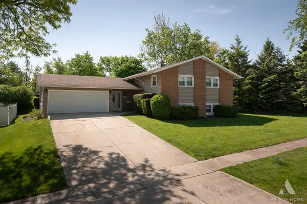6425 Clark DR, Woodridge, IL 60517