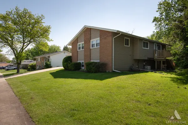 6425 Clark DR, Woodridge, IL 60517