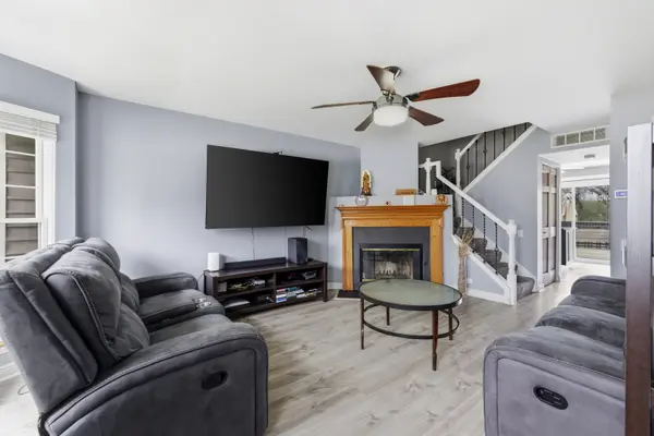 1663 College Green DR, Elgin, IL 60123