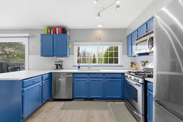 1663 College Green DR, Elgin, IL 60123