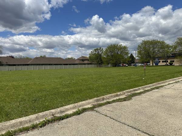 99 W Merchants DR, Oswego, IL 60543