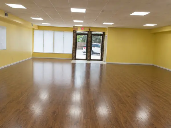 1157 E Algonquin RD, Des Plaines, IL 60016
