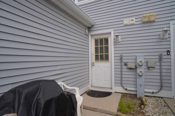 375 Meadow Green LN, Round Lake Beach, IL 60073
