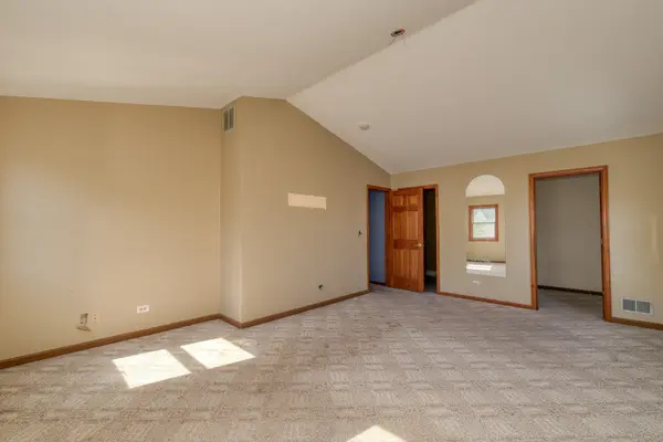 130 Canton LN, Streamwood, IL 60107