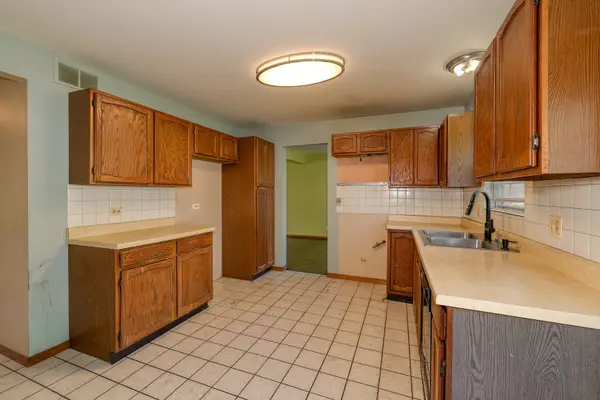 130 Canton LN, Streamwood, IL 60107