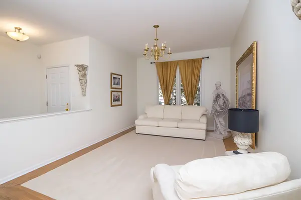 6 Sherwood CT, Lake In The Hills, IL 60156