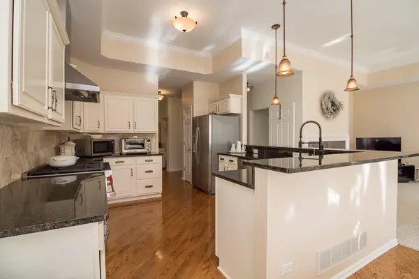 6 Sherwood CT, Lake In The Hills, IL 60156