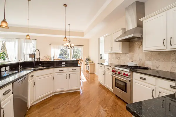 6 Sherwood CT, Lake In The Hills, IL 60156