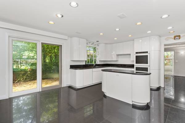 22 Regent Wood RD, Northfield, IL 60093