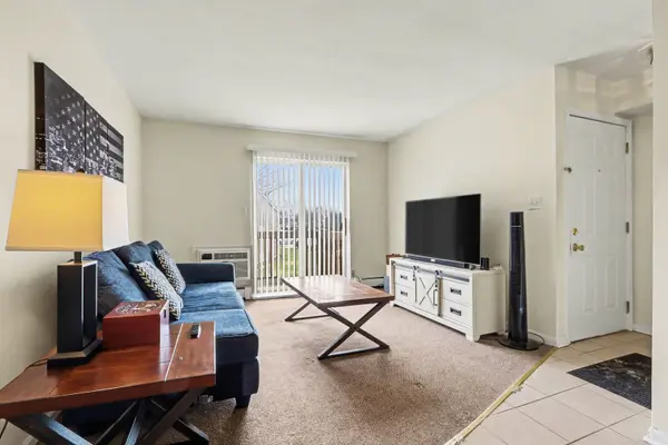1900 Light RD #210, Oswego, IL 60543