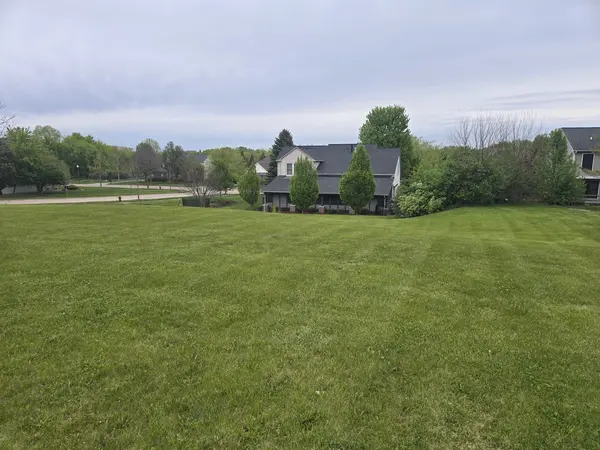 1 Springbrook LN, Algonquin, IL 60102