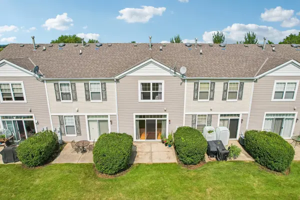 2040 Limestone LN, Carpentersville, IL 60110