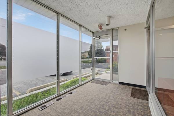 10550 W Cermak RD, Westchester, IL 60154