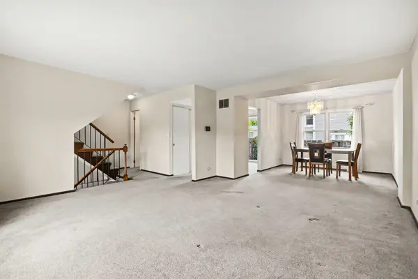 1987 Oxford LN, Hoffman Estates, IL 60169