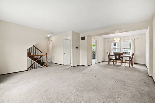 1987 Oxford LN, Hoffman Estates, IL 60169
