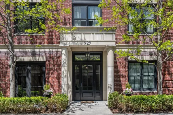 727 N McKinley RD #100, Lake Forest, IL 60045