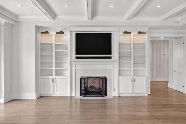 727 N McKinley RD #100, Lake Forest, IL 60045