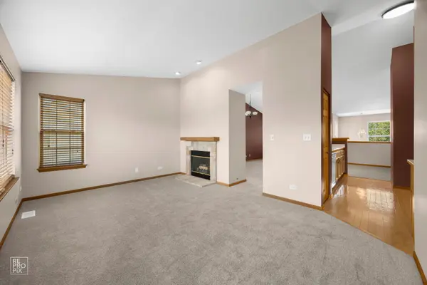 2532 Golf Ridge CIR, Naperville, IL 60563