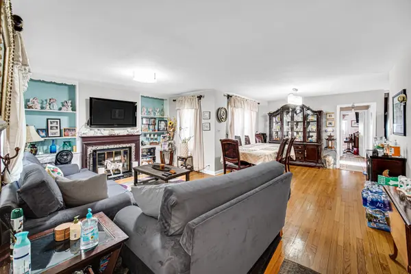1604 Dobson ST, Evanston, IL 60202