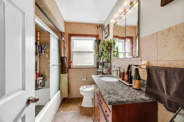 1604 Dobson ST, Evanston, IL 60202