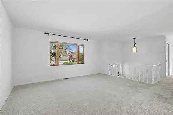 4140 Portage LN, Hoffman Estates, IL 60192