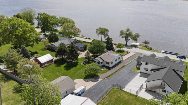 1401 Canal Shore DR, Leclaire, IA 52753