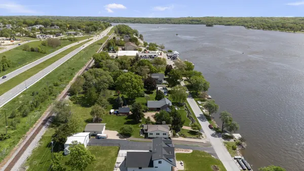 1401 Canal Shore DR, Leclaire, IA 52753