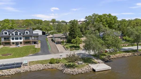 1401 Canal Shore DR, Leclaire, IA 52753