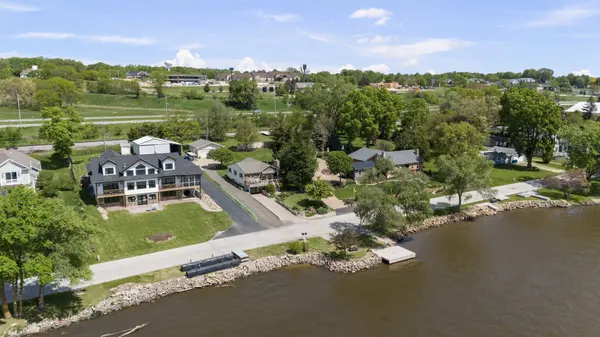 1401 Canal Shore DR, Leclaire, IA 52753