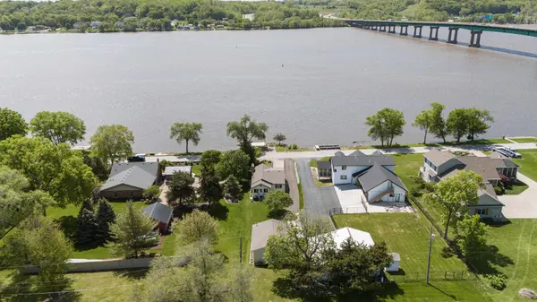 1401 Canal Shore DR, Leclaire, IA 52753