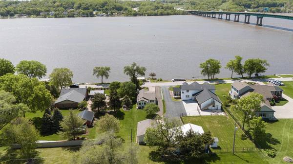 1401 Canal Shore DR, Leclaire, IA 52753
