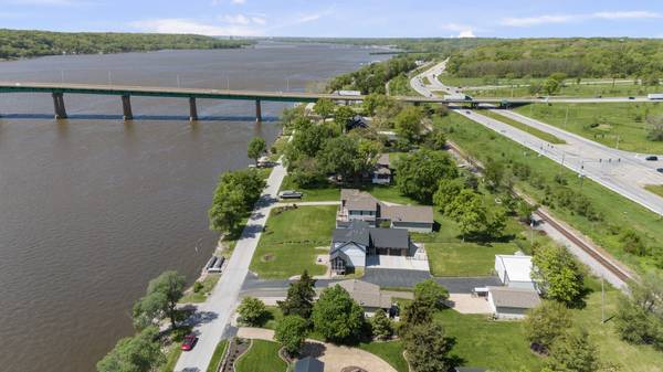 1401 Canal Shore DR, Leclaire, IA 52753