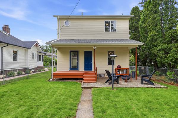 2810 Middle RD, Davenport, IA 52803
