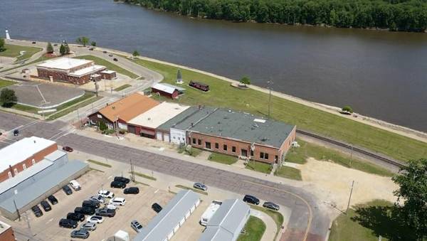 623 S 1st ST, Clinton, IA 52732