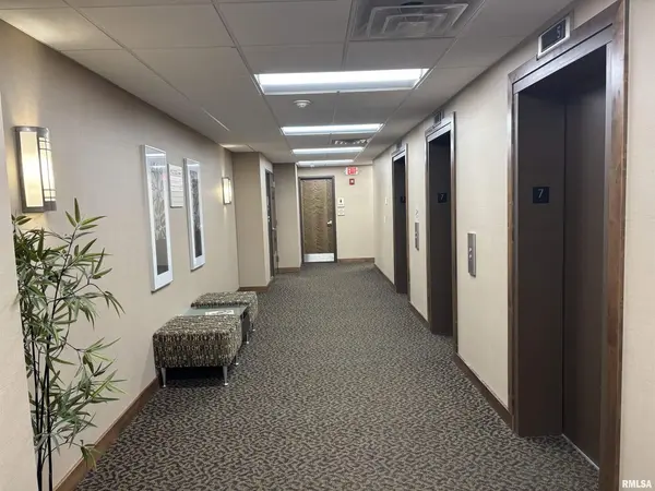 100 E KIMBERLY RD #400, Davenport, IA 52806