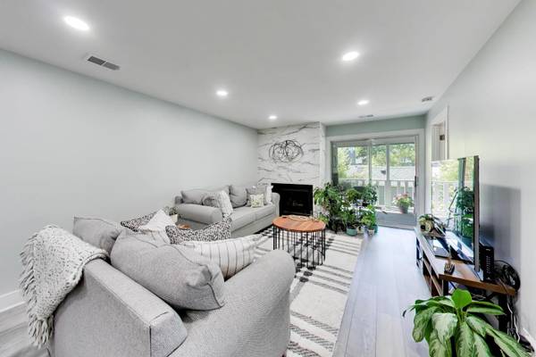 1520 Stonebridge TRL #2-1, Wheaton, IL 60189